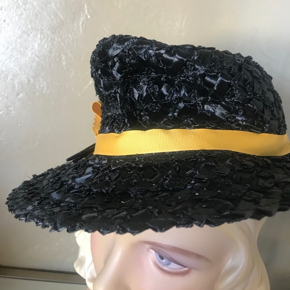 BEAUTIFUL 1940s\' BLACK FEDORA WITH FOLD COLORED FEATHERS